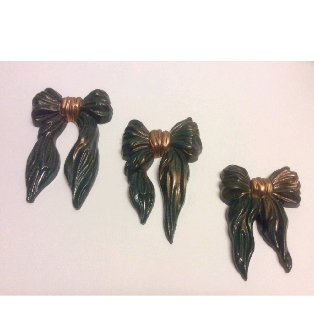 Elegant Green and Gold Bow Brooch Set